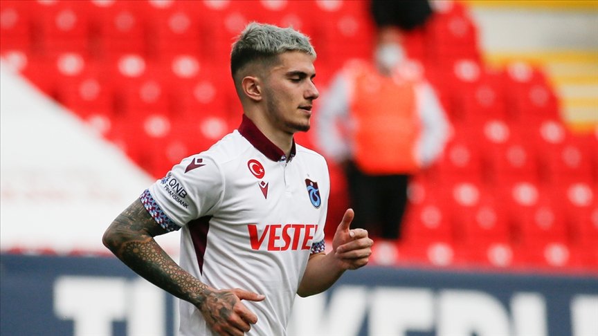 Trabzonspor’un genç oyuncusu Berat Özdemir: Hedefim oynadığım takımları yurt dışında en güzel şekilde temsil etmek