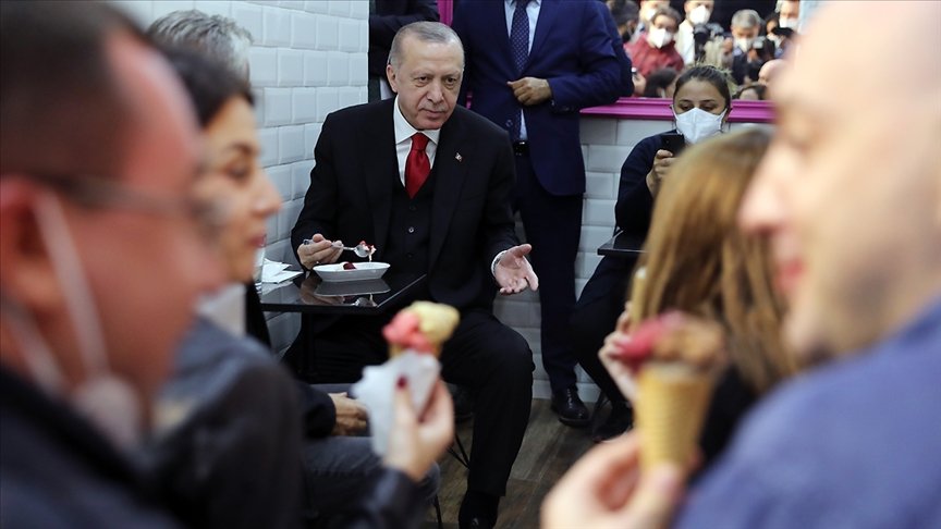 Cumhurbaşkanı Erdoğan, Beylerbeyi’ndeki bir dondurmacıya uğradı