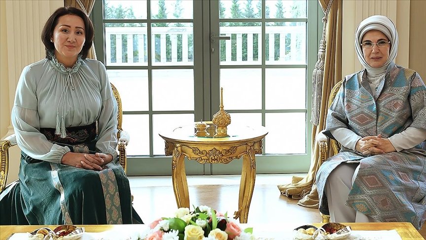 Emine Erdoğan, Kırgızistan Cumhurbaşkanı Sadır Caparov’un eşi Caparova’yı ağırladı