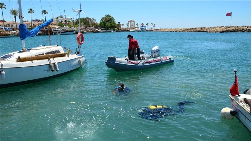 Antalya’da dalgıçlar deniz dibi temizliği yaptı