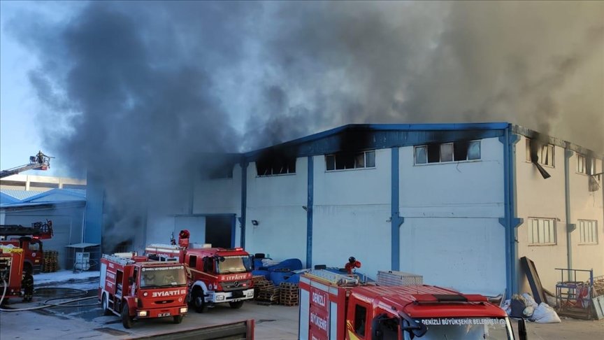 Denizli’de tekstil fabrikasında yangın çıktı