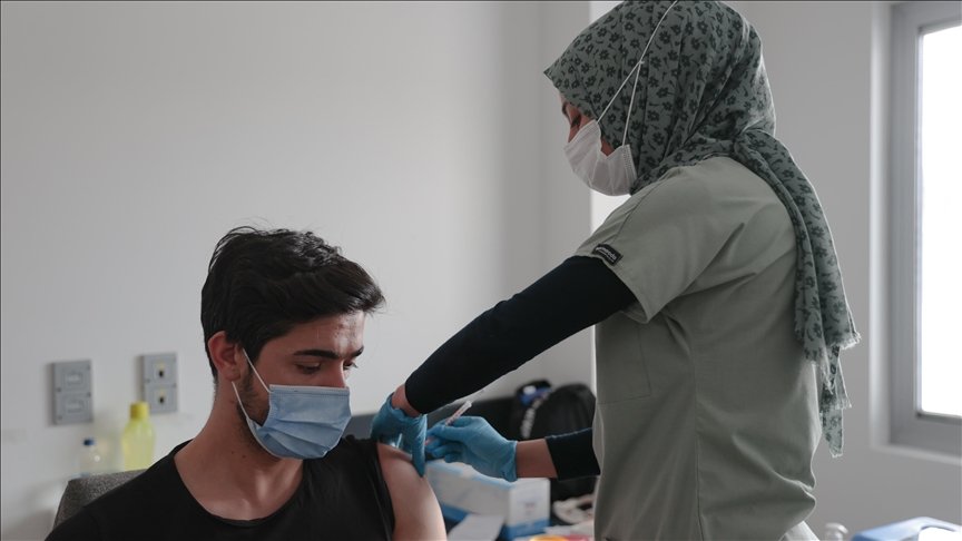 Salgına karşı ‘milli mücadele’ yürüten hastaneler günlük aşı uygulama kapasitesini artırıyor