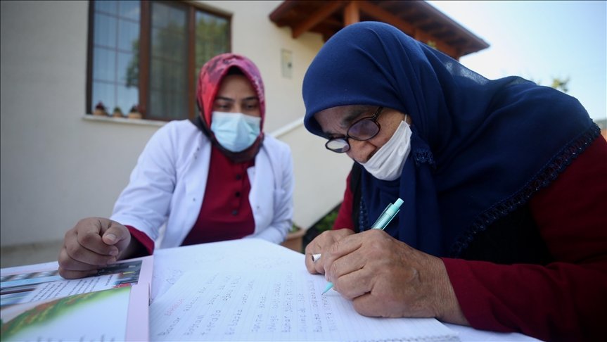 Fedakar öğretmenler eğitimi salgın sürecinde evlerinde kalan “teyzelerin” ayağına götürdü