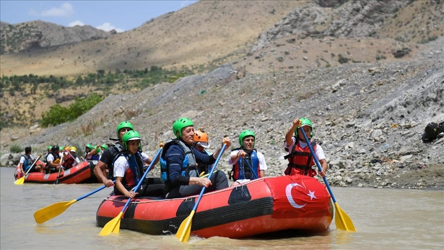 Milli Eğitim Bakanı Ziya Selçuk Hakkari’de gençlerle rafting yaptı