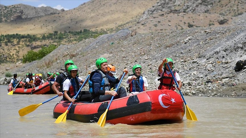 Bakan Selçuk Hakkari’de düzenlenen yaz kampında öğrencilerle bir araya geldi