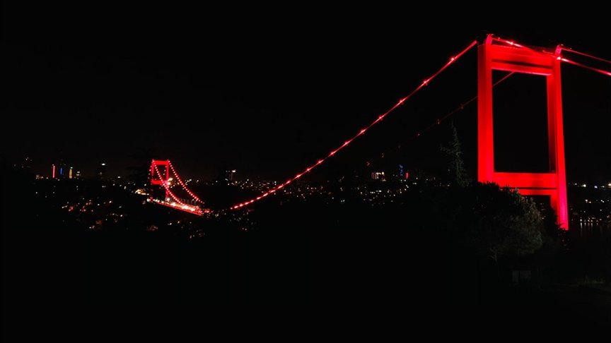 Türkiye’nin sembolleşmiş yapıları Türk Kızılay için kırmızı renkle aydınlatıldı