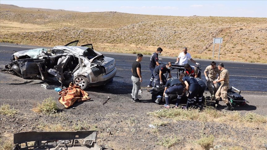 Diyarbakır’da tuğla yüklü kamyon ile otomobil çarpıştı: 2 ölü, 3 yaralı