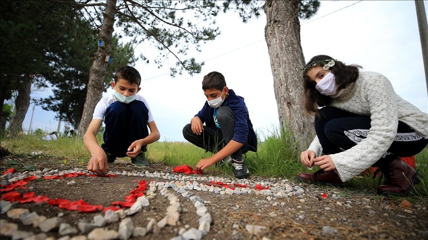 ‘Fırçamız, kalemimiz, defterimiz doğa’ sloganıyla görsel sanatlar dersini bahçeye taşıdılar