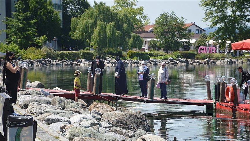 Turistler Sapanca’da güzel havanın tadını çıkardı