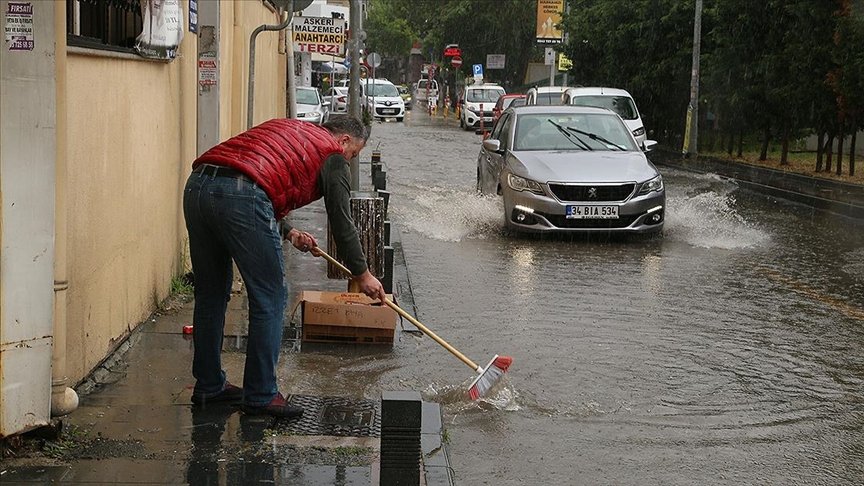 Samsun’da sağanak nedeniyle rögarlar taştı, trafikte aksamalar oldu