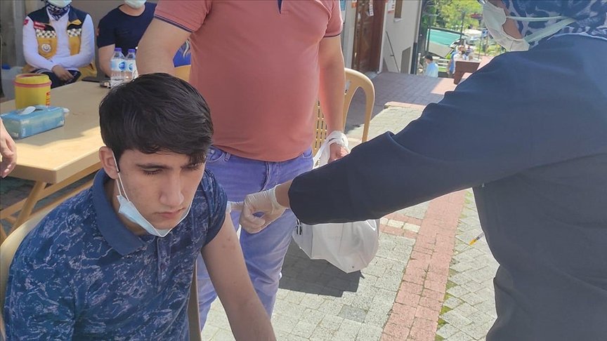 Bakan Koca’nın sosyal medyadan fotoğrafını paylaştığı Furkan’dan gezici aşı uygulaması için teşekkür