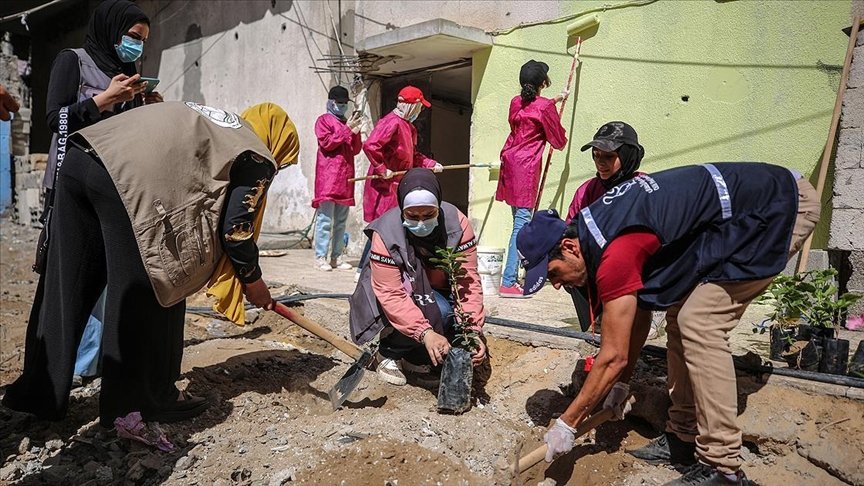 Filistinli kadınlar İsrail’in Gazze saldırısında yıkılan yerleri temizleme ve ağaçlandırma girişimi başlattı