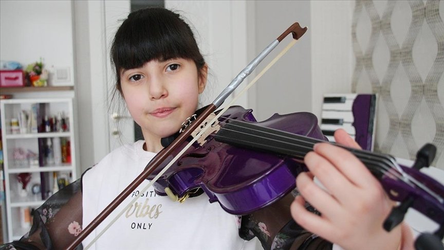 Di George sendromlu ‘mor kemanlı küçük kız’ müzik tutkusuyla hayata bağlandı