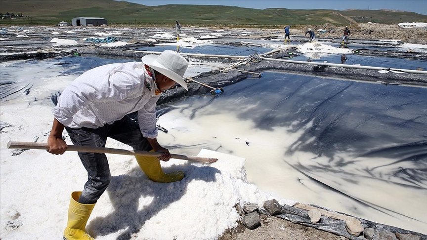 Muş’ta kaynak sularından elde edilen tuz yurdun dört bir yanına gönderiliyor