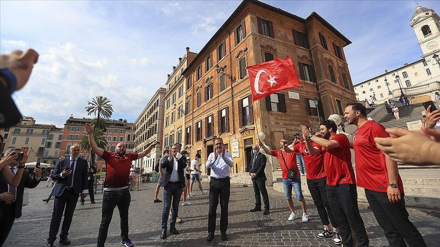 Bakan Kasapoğlu, Roma’da Türk taraftarla bir araya geldi