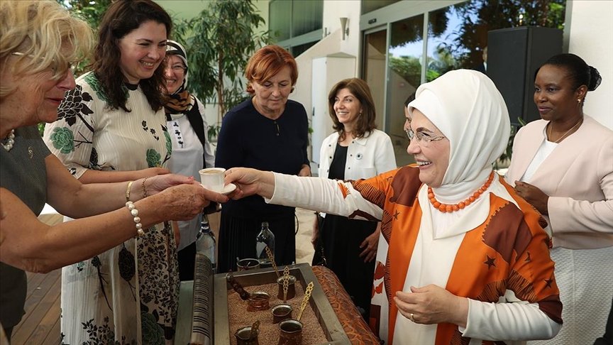 Emine Erdoğan Antalya Diplomasi Forumu’na katılan liderlerin eşleriyle bir araya geldi