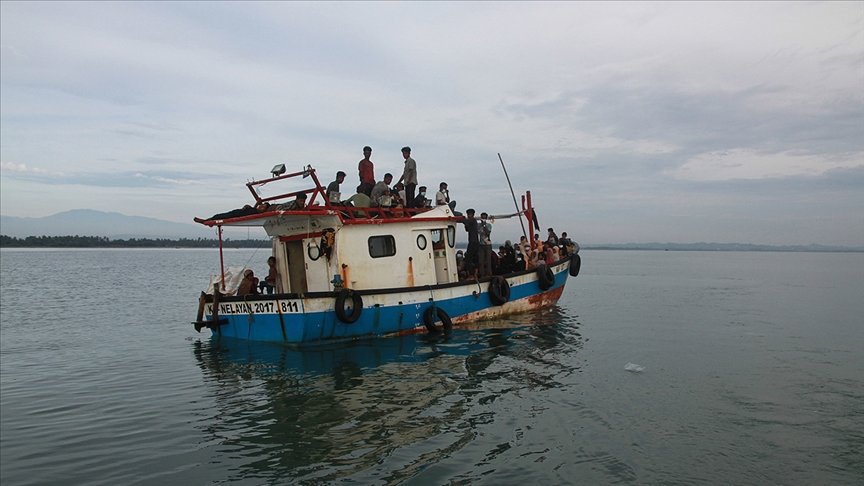 Arakanlı Müslümanları taşıyan tekne Endonezya’da sahile vurdu
