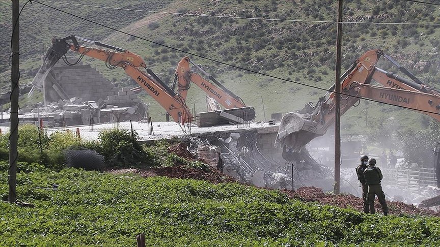 İsrail ordusu, Batı Şeria’da 25 Filistinlinin yaşadığı evleri yıktı