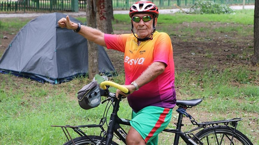 Eski milli sporcu Kovid-19’la mücadele eden sağlık çalışanlarına moral vermek için pedal çeviriyor