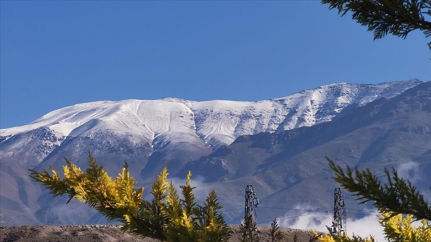 Erzincan’daki Esence Dağı haziranda yağan kar ile yeniden beyaza büründü