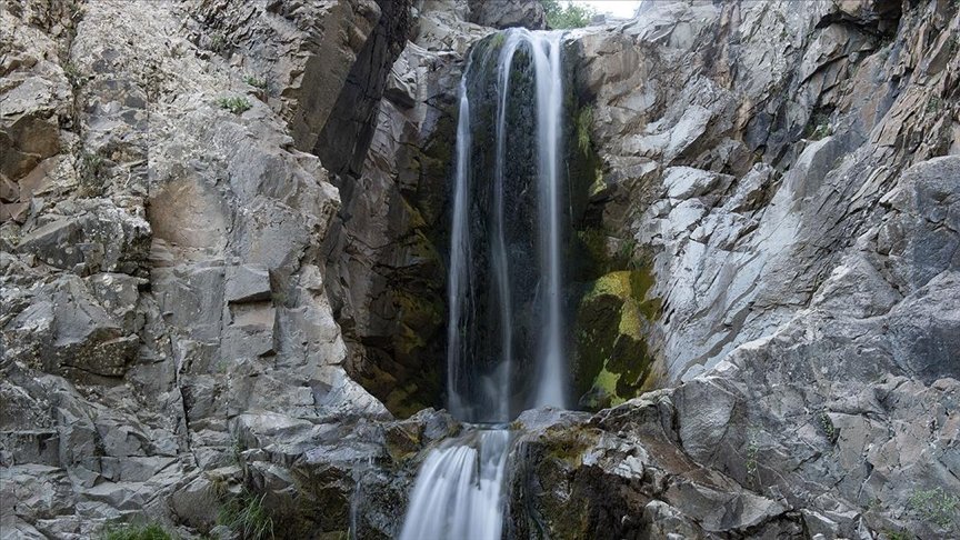 Tunceli’nin saklı güzelliği ‘Kakber Şelalesi’ doğaseverleri cezbediyor