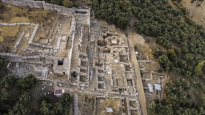 İzmir’deki Metropolis Antik Kenti’nde 1800 yıllık kadın heykeli bulundu