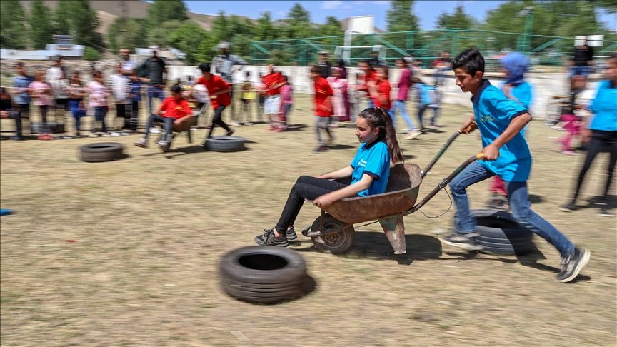 Van’ın İran sınırındaki köyde öğrenciler, mezuniyet kutlamasını “Survivor” parkurunda yarışarak yaptı