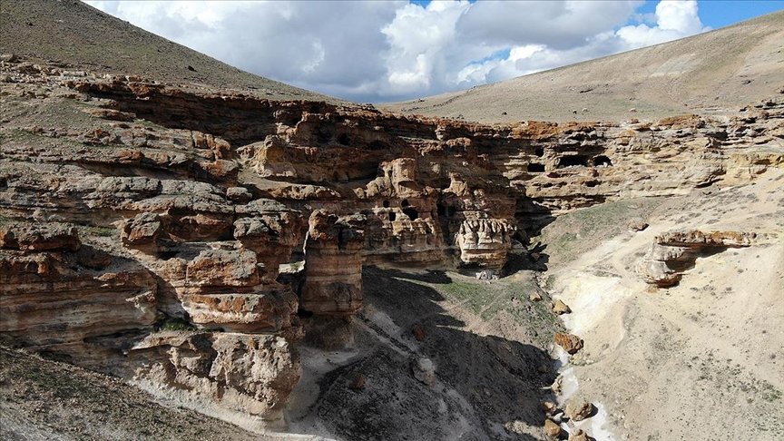 Kayalar oyularak yapılan ‘Yukarı Biligan Mağaraları’ ziyaretçilerini bekliyor