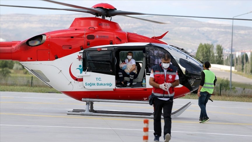 Sivas’ta ambulans helikopter zatürre olan “Meliha bebek” için havalandı