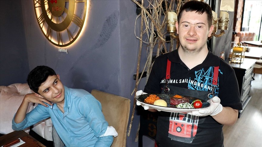 Down sendromlu ‘Garson Vedat’ azmiyle çevresindekilere örnek oldu