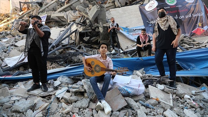 Gazze’de, İsrail saldırılarında yıkılan Hanadi binasının enkazı üzerinde konser verildi