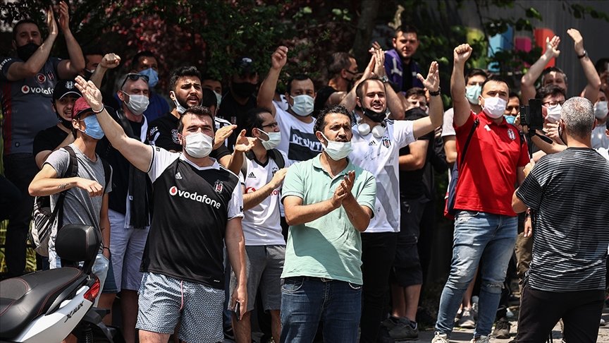Beşiktaşlı taraftarlar Sergen Yalçın’ın evinin önünde toplandı