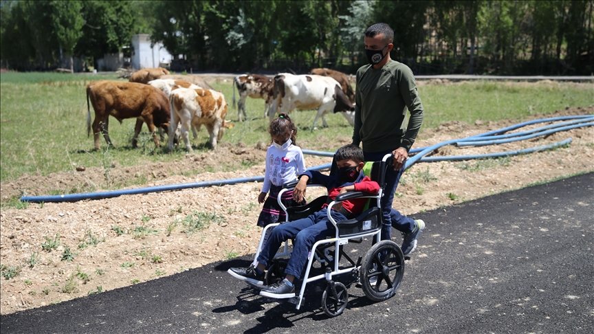 Babasının sırtında okula giden bedensel engelli Batuhan’ın yüzü gülüyor