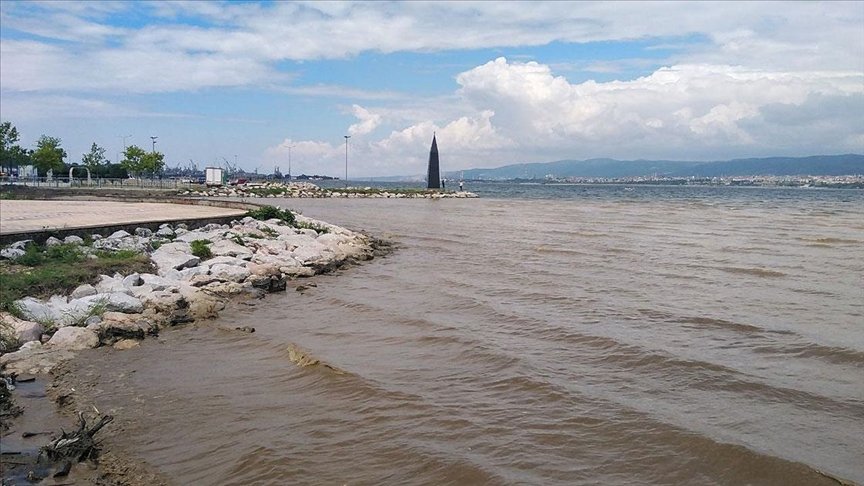 Koaceli’de yağış sonrası oluşan çamurlu su denizin rengini değiştirdi