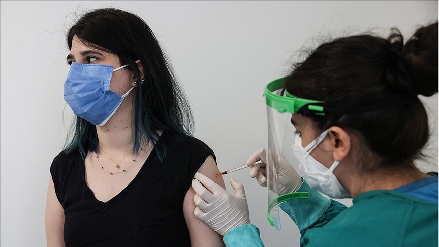 Tüm öğretmen ve eğitim çalışanları Kovid-19’a karşı aşılanıyor