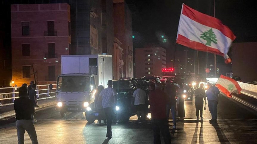 Lübnan’da hayat pahalılığını protesto eden göstericiler pek çok kentte yolları trafiğe kapattı