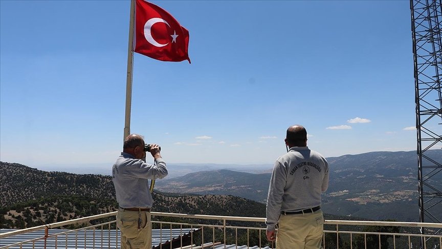 Denizli’deki Akdağ tepesinde baba oğul yangına karşı 24 saat nöbet tutuyor