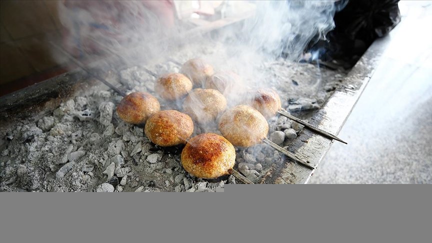 Mangal ateşi Adana’nın tescilli içli köftesine lezzet kattı