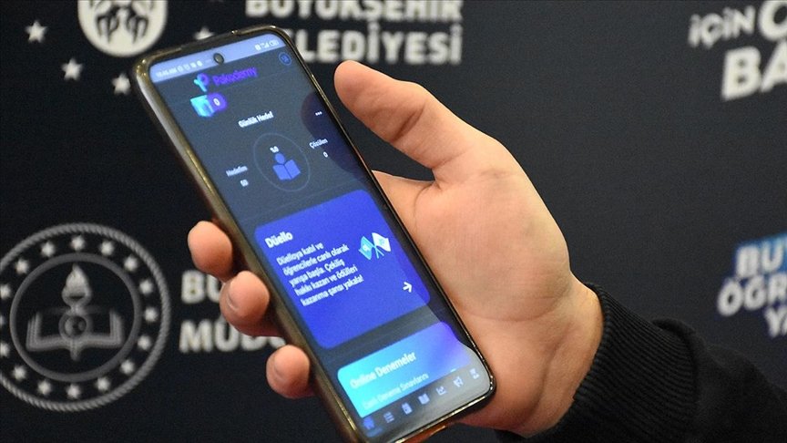 Bursa’da üniversite sınavına hazırlanan öğrencilere 300 bin soruluk çevrim içi uygulama desteği