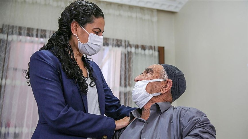 Diyarbakır’da Kürtçe öğrenen Kaymakam vatandaşları aşı olmaya ikna ediyor
