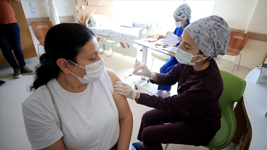 Türkiye 50 milyon kişinin iki doz aşılanmasıyla rahat nefes alacak