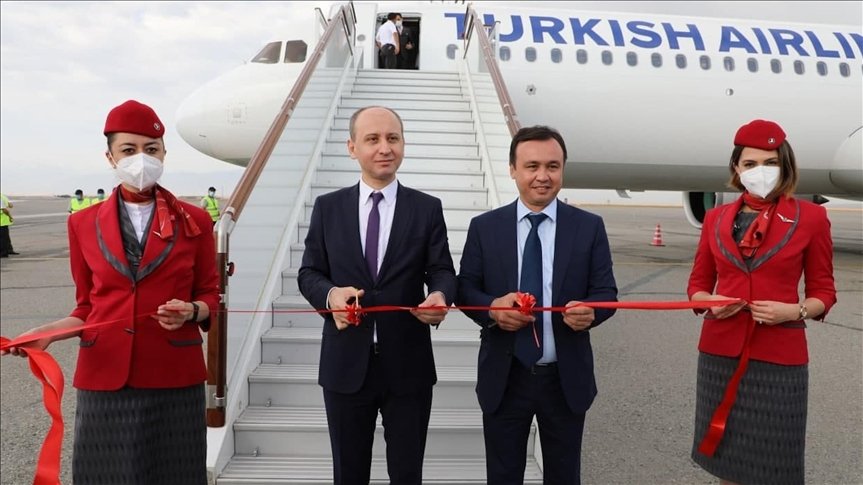 THY’nin İstanbul-Fergana seferini yapan ilk tarifeli uçağı Özbekistan’da törenle karşılandı