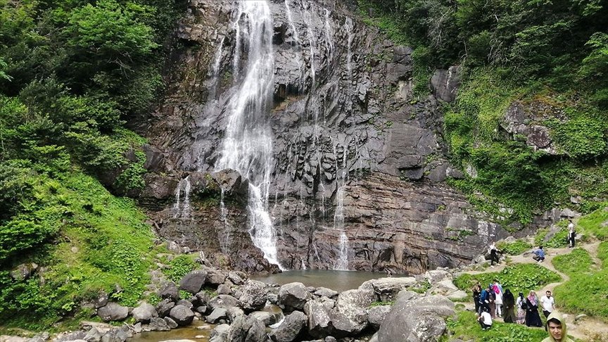 Artvin’in ihtişamlı şelalelerinden Mençuna ziyaretçilerini büyülüyor