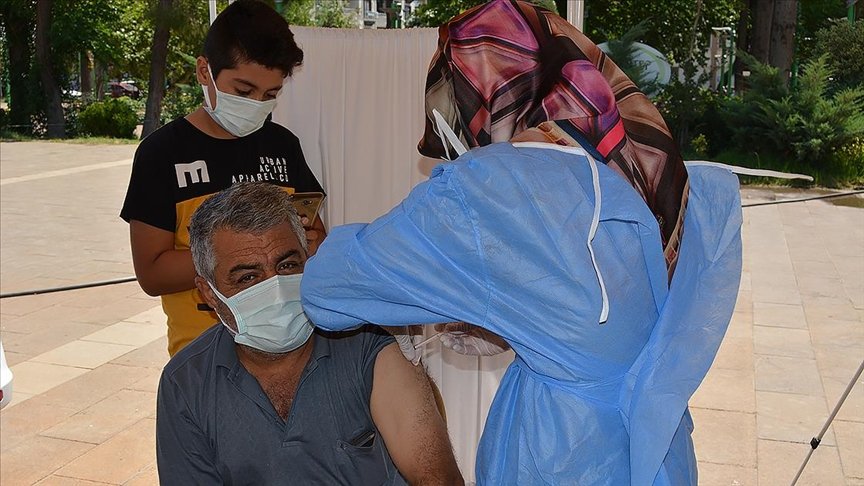 Gaziantep’te 4 kez Kovid-19 aşısı için randevu alıp korkudan gitmeyen kişiyi 12 yaşındaki oğlu ikna etti