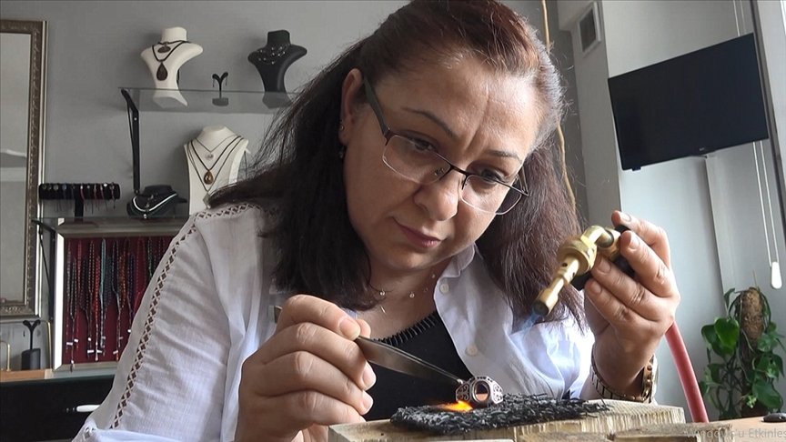 Hobi olarak başladığı takı tasarımını, üniversitede el sanatları eğitimi de görüp gelir kapısına dönüştürdü