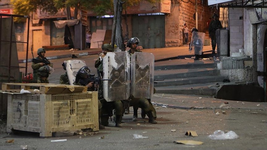 İsrail güçleri, Nablus’taki baskına tepki gösteren Filistinlilere göz yaşartıcı gaz ve plastik mermiyle müdahale etti