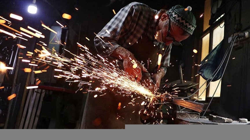 73 yaşındaki Hasan usta, ekmeğini 60 yıldır ateş karşısında demir döverek çıkarıyor
