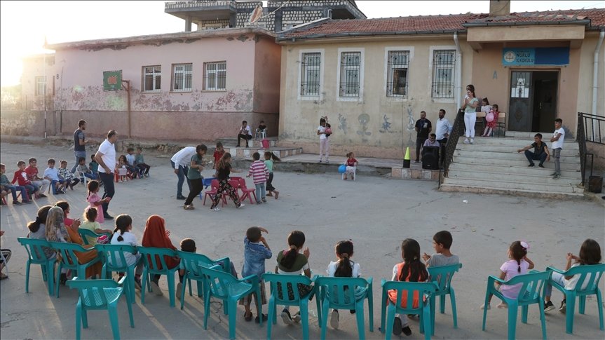 Batman’da gönüllü öğretmenler köylerde düzenledikleri etkinliklerle çocukların yüzünü güldürüyor