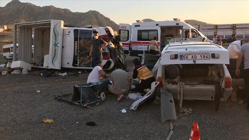 Siirt’te kamyonet ve otomobil çarpıştı: 2 ölü, 7 yaralı