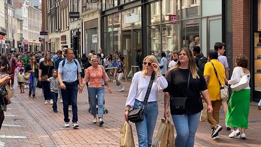 Hollanda’da kapalı alanlarda maske zorunluluğu kalktı